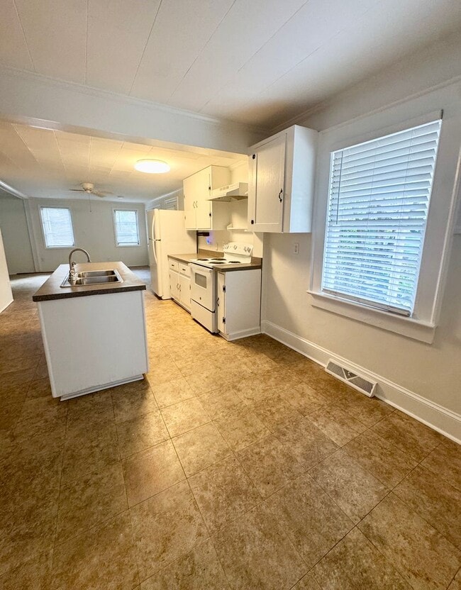 Building Photo - ADORABLE Downtown Cottage in Conway. Fantastic location and TONS of charm. Fenced in back yard!