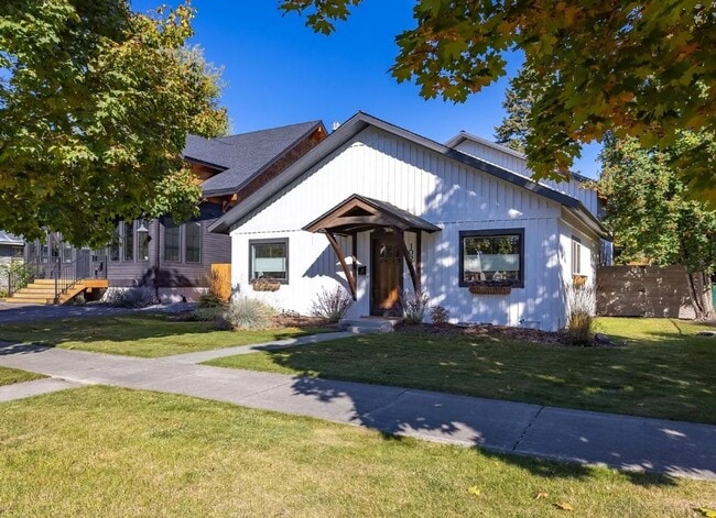 Building Photo - 4 Bed, 2 Bath, Fully Furnished, 2 Level Home, Fenced Yard