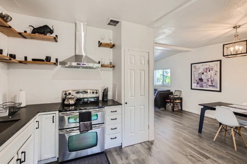 Building Photo - 1296 Vaughn St