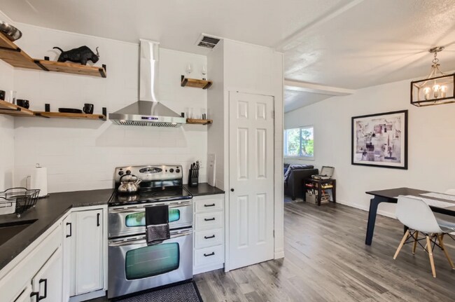 Building Photo - 1296 Vaughn St