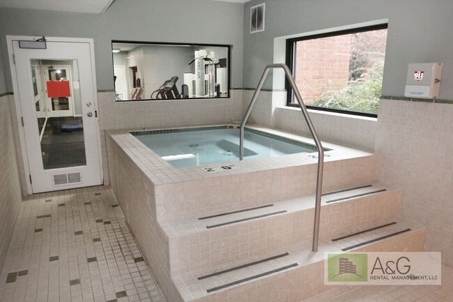 Building Photo - University Park 2 Bd/2 Bth w/parking- water/sewer/trash included!