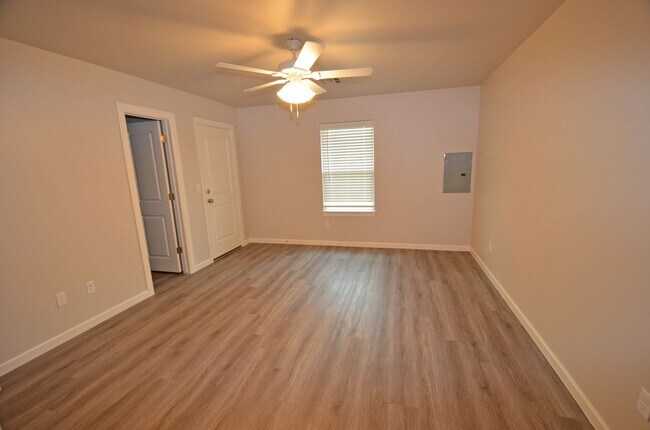 Building Photo - 3 Bed 2 Bath 2 Car Duplex in Chisholm Cree...