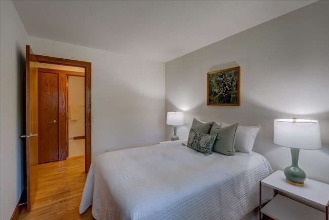 Building Photo - Move in Ready Hill Farms Ranch!