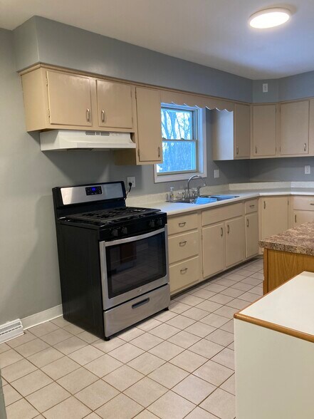 Kitchen - 816 14th Ave