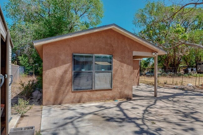 Building Photo - CLEAN CUTE SOUTH VALLEY 2 Bedroom 1 Bath