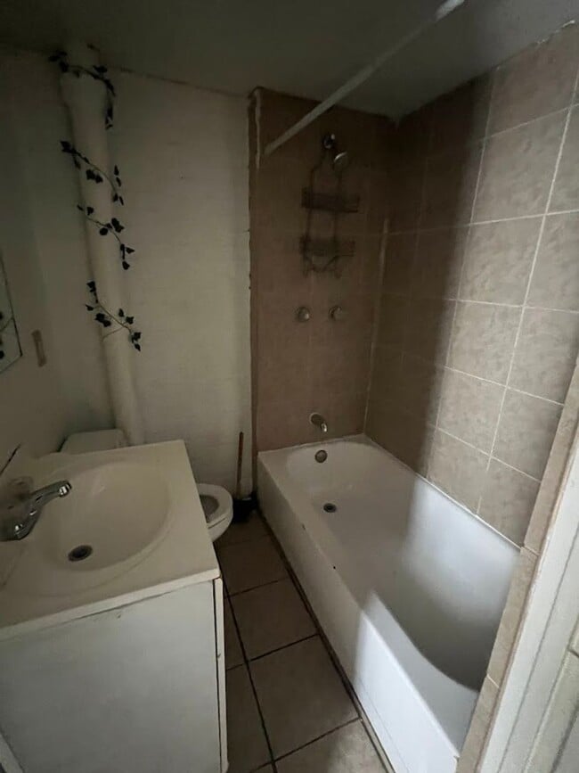 Building Photo - First Floor One Bedroom Apartment