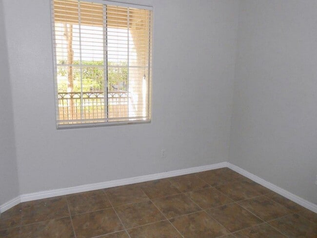 Building Photo - Beautiful Condo in The Falls Gated Communi...
