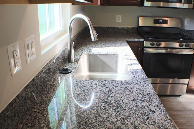 Building Photo - 109 S Peak Dr