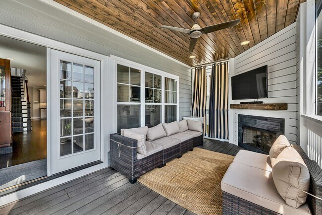 Building Photo - One of a kind in the Nations loaded with e...