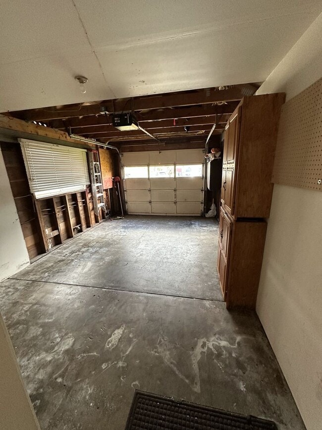 Building Photo - 4 Bed 1.5 Bath House