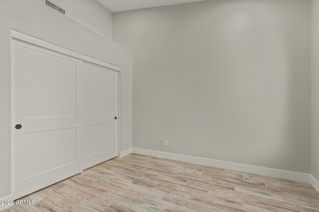 Building Photo - 8941 E Maple Dr