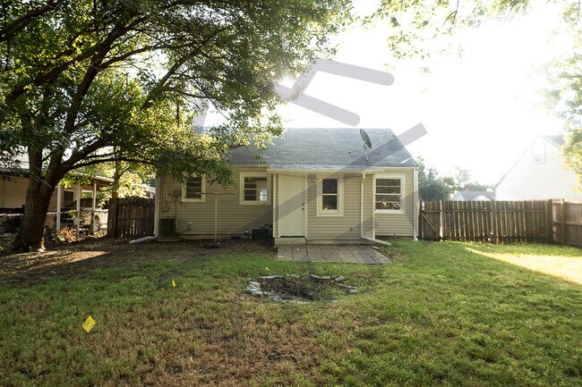 Primary Photo - 1921 S Vine St