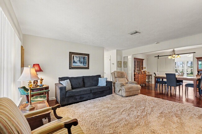 Building Photo - 108 Delvalle St