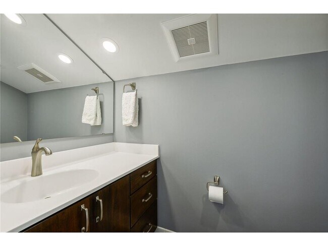 Building Photo - 4015 Wood End Dr