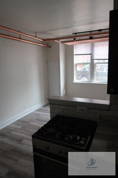 Building Photo - 4588 N Elston Ave