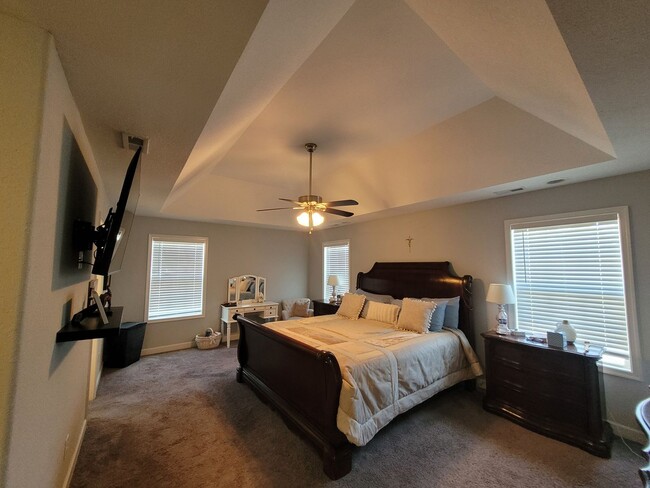 Building Photo - Beautiful & Spacious 4 bedroom, 2.5 bath h...