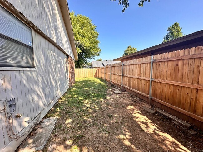 Building Photo - 2 Bedroom, 2 Bathroom Unit in Quiet Cul-de...