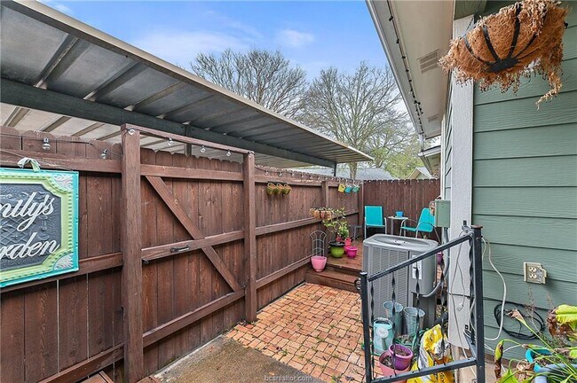 Building Photo - 2800 Longmire Dr