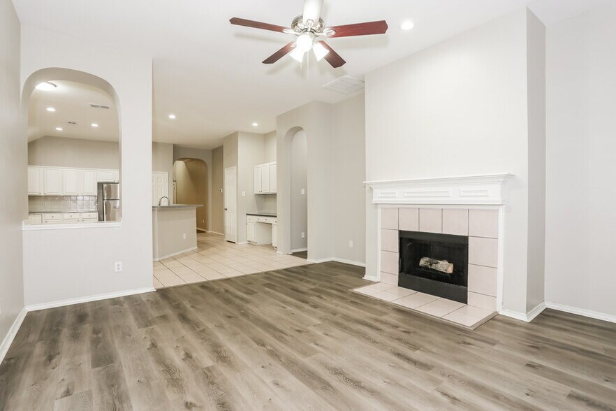 Building Photo - 4617 Seneca Dr