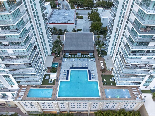 Building Photo - 300 Sunny Isles Blvd