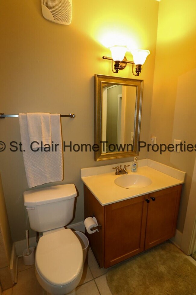 Building Photo - 475 River Forest Ln