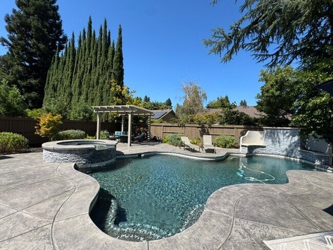 Building Photo - Gorgeous 3-Bedroom House in Gold River with pool