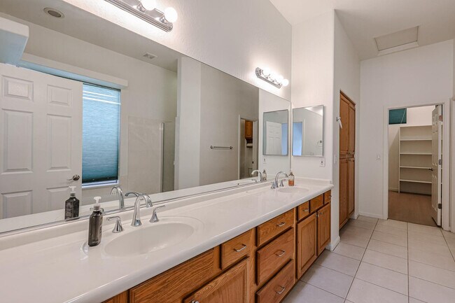 Building Photo - 4536 W Villa Linda Dr