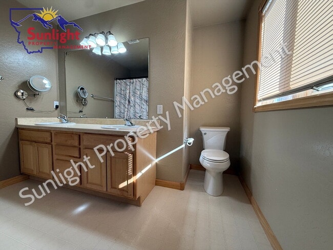 Building Photo - Spacious 5 Bed, 3 Bath Home with Triple Ga...