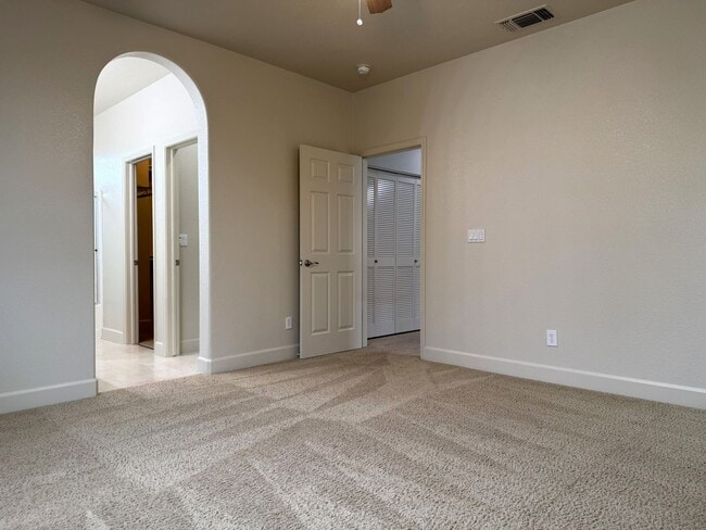 Building Photo - Pleasing 5/2 near college and UC