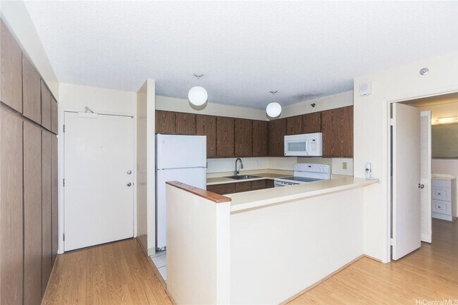 Building Photo - 1 bedroom 1 bath at the Pearl Regency – Av...