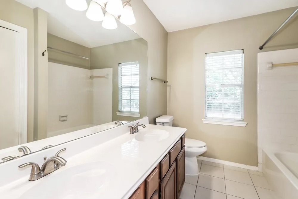 Building Photo - 16110 Sweetwater Creek Dr