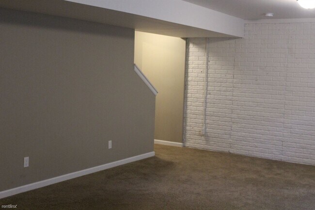 Building Photo - 3 br, 2.5 bath Duplex - 418 N Saginaw Rd