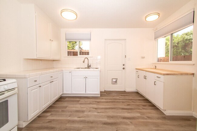 Building Photo - Refreshed 2 Bed/1 Bath in the Heart of Pacific Beach- Close to the Beach + Bay! REDUCED DEPOSIT $...