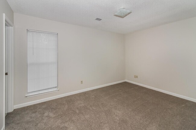 Building Photo - 2563 Country Trail Dr