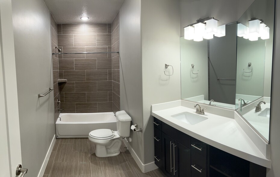 Building Photo - 810 S Dixie Dr