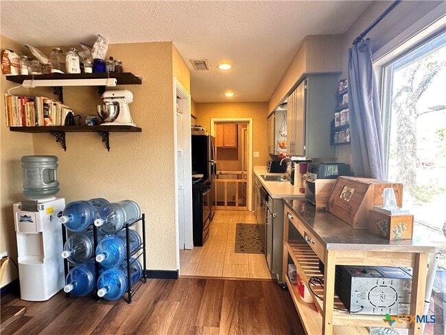 Building Photo - 421 Broadway St