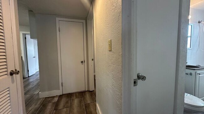Building Photo - Spacious 3 Bed, 2 Bath Just Minutes from the Beach