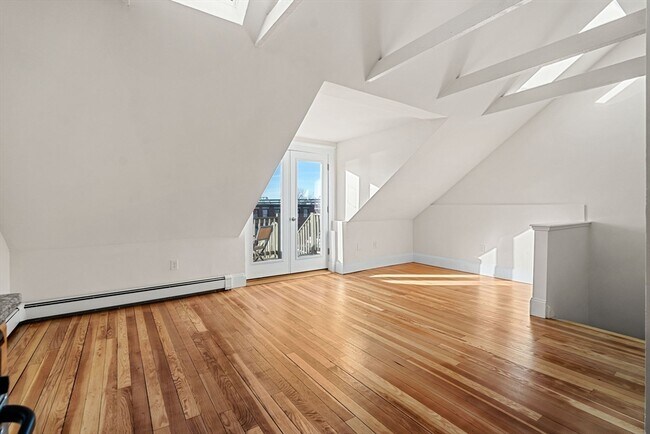 Building Photo - 294 Meridian St