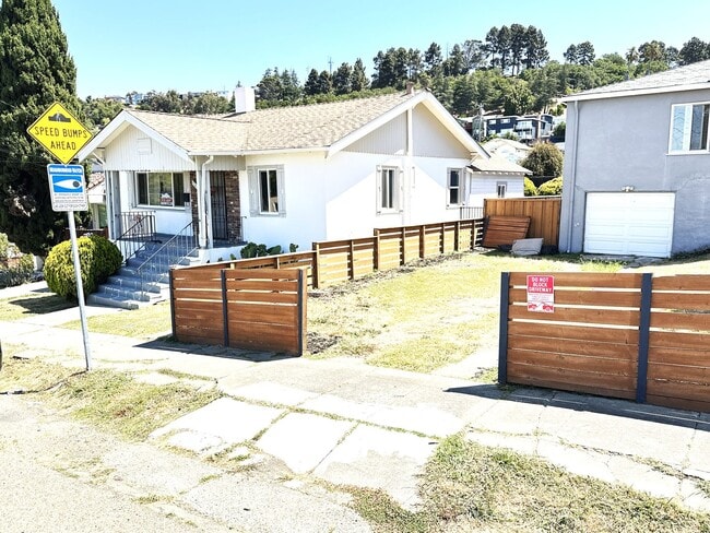 Building Photo - 3 + Beds 2 Baths Home With Large Yard /Was...