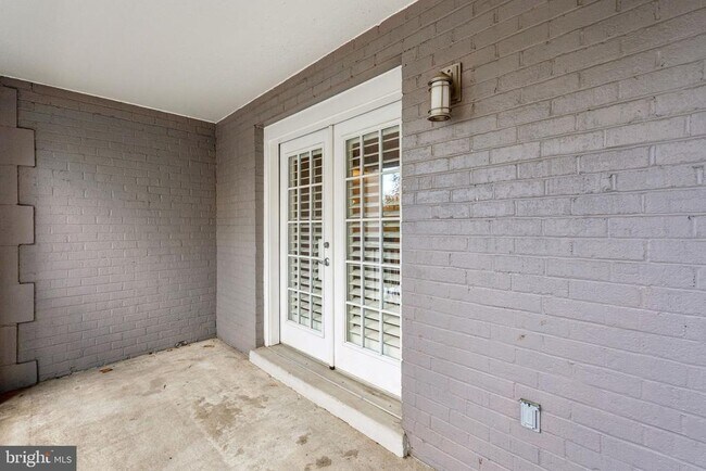 Building Photo - 4149 S Four Mile Run Dr