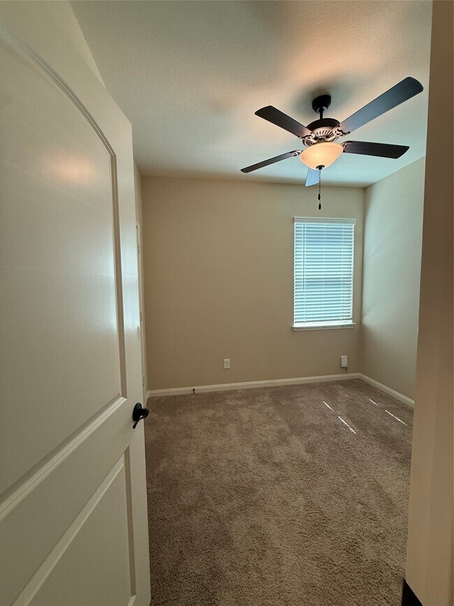 Building Photo - 8985 Oval Glass St