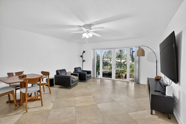Building Photo - 9101 Jacaranda Ln