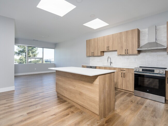 Building Photo - Lindsey Living