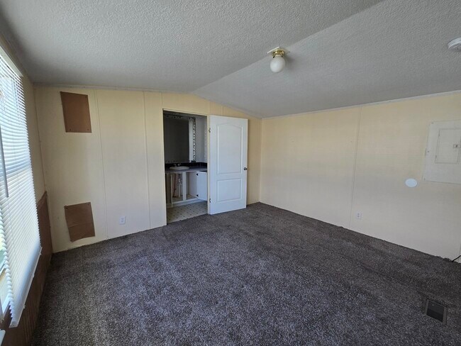 Building Photo - 2412 Cattail Cir
