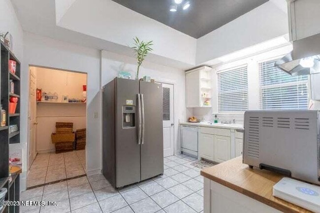 Building Photo - 440 E 6th St