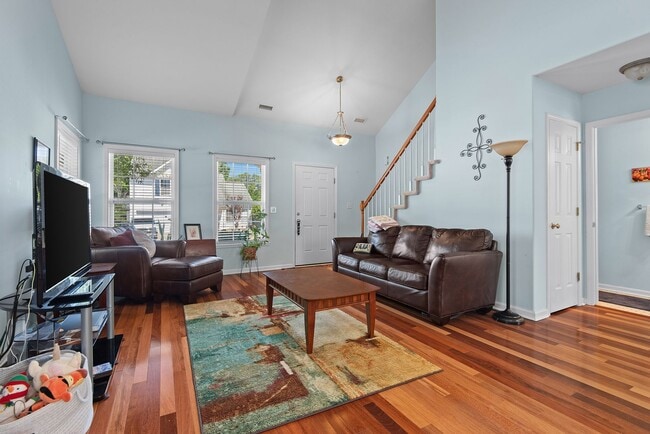 Building Photo - Spacious Single Family Home: Available July 10th