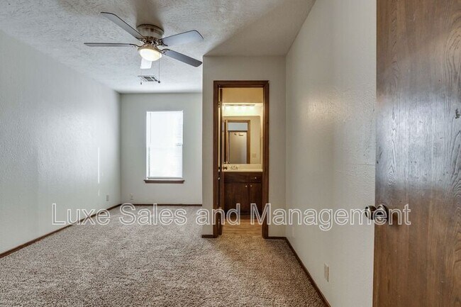 Building Photo - 6004 Paramount Dr