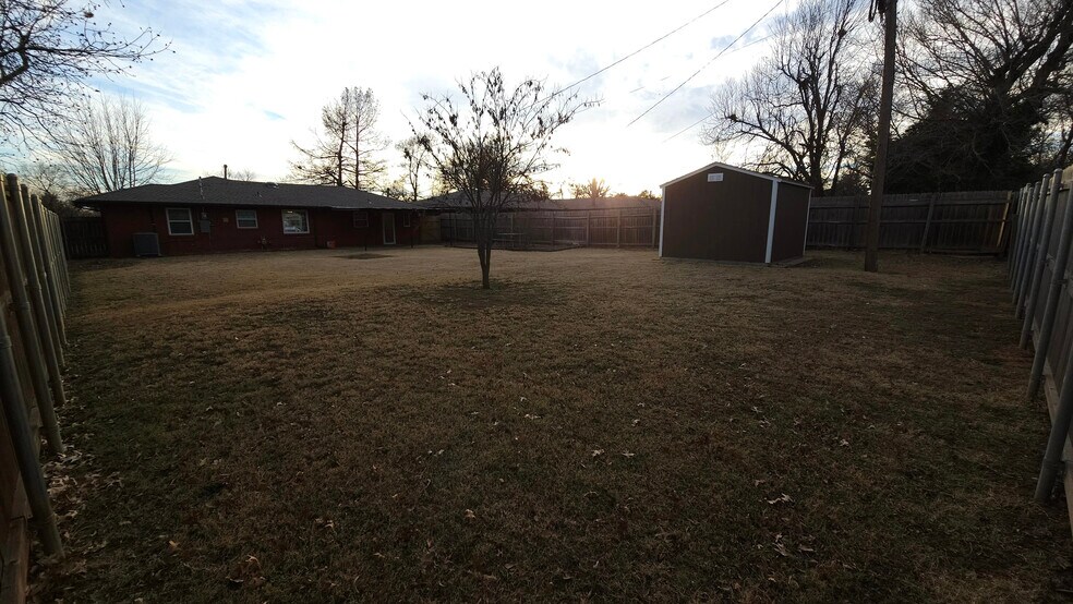 Building Photo - 2717 Clermont Pl