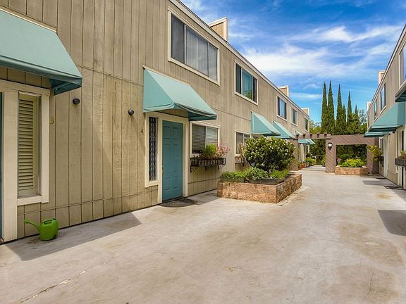 Building Photo - "Charming 2-Bed, 2-Bath Menlo Park Retreat...