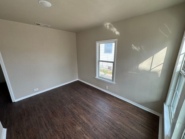 Building Photo - 3 Bed / 2 Bath Home in South San Antonio – Easy Access to I-10 & I-37